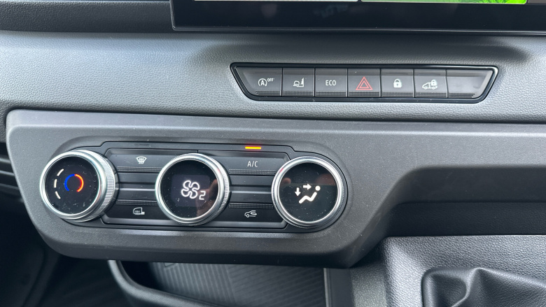 Renault Master Mwb Diesel Fwd MM35 Blue dCi 130 Advance Medium Roof Van